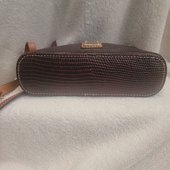 ❤️EUC Dooney & Bourke Lizard Embossed Burgandy Leather Letter Carrier Crossbody - Picture 3 of 9